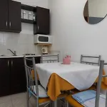 And By The Sea - Omis - 2973 بيت ضيافة لوكفا روجوزنيكا